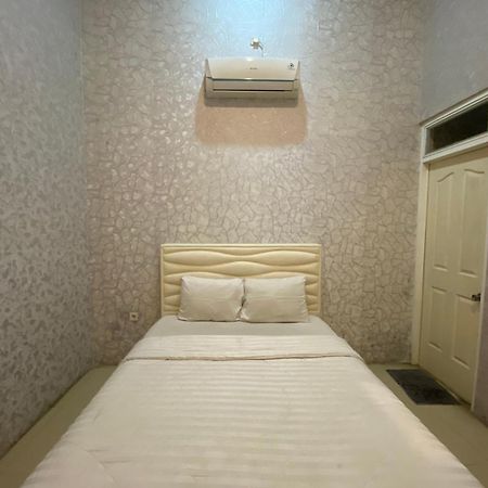 Griya Rw Family Guest House Redpartner Solo Exteriör bild