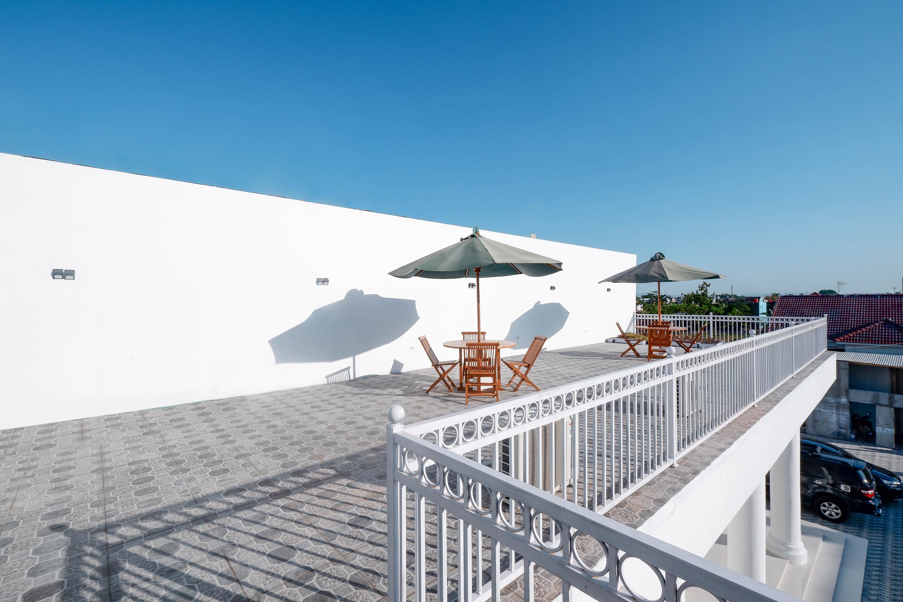 Griya Rw Family Guest House Redpartner Solo Exteriör bild