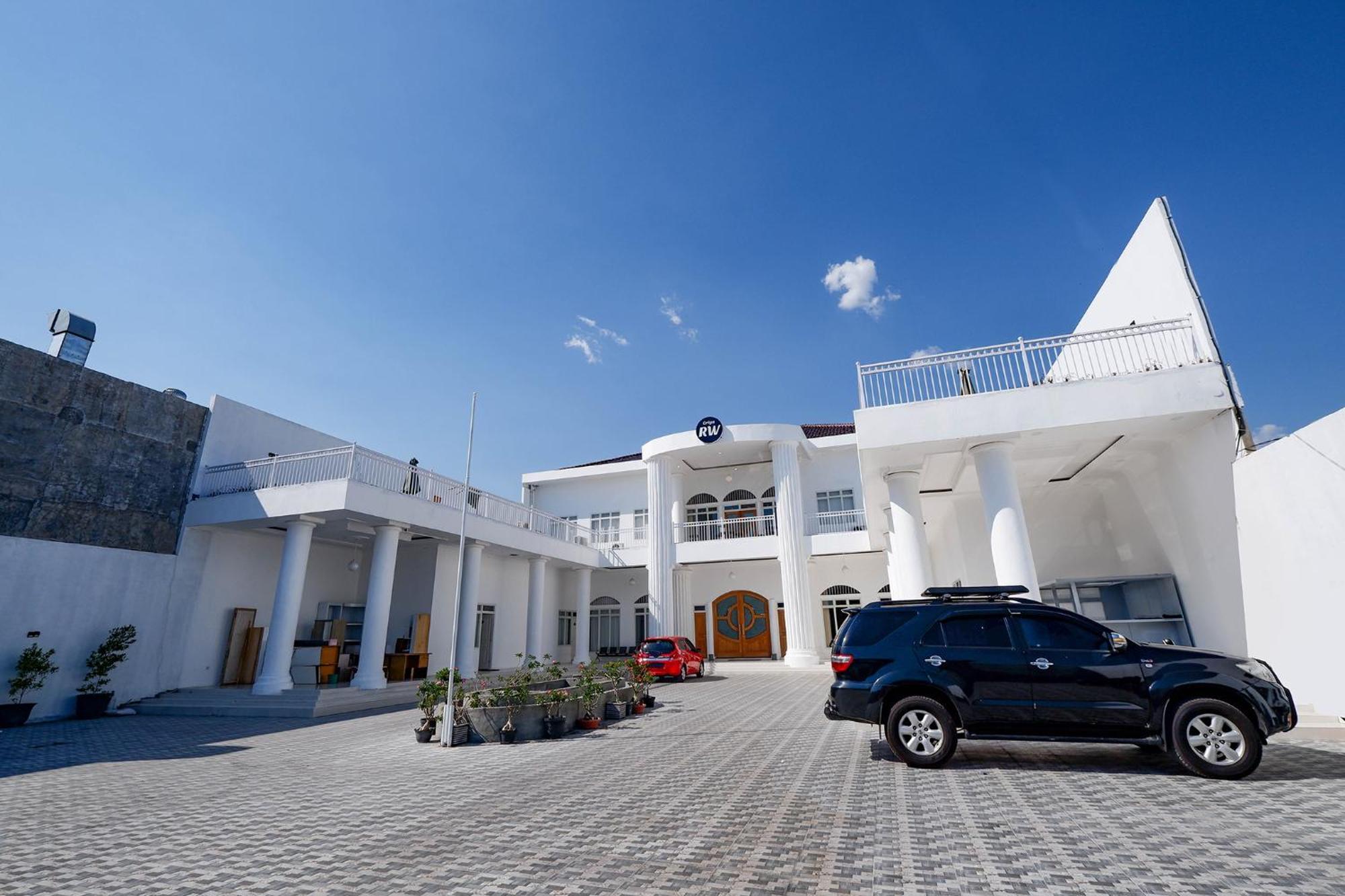 Griya Rw Family Guest House Redpartner Solo Exteriör bild