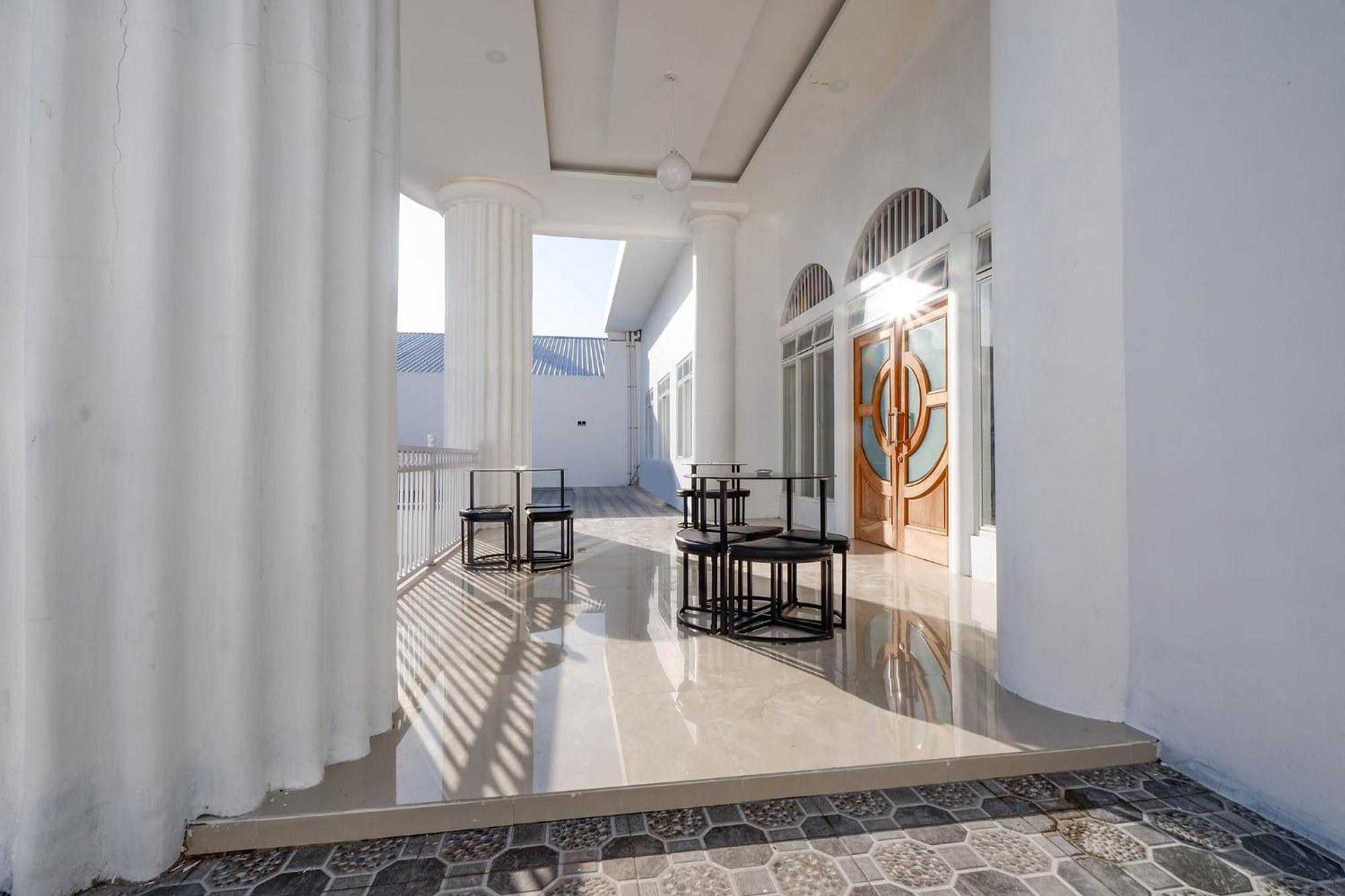Griya Rw Family Guest House Redpartner Solo Exteriör bild