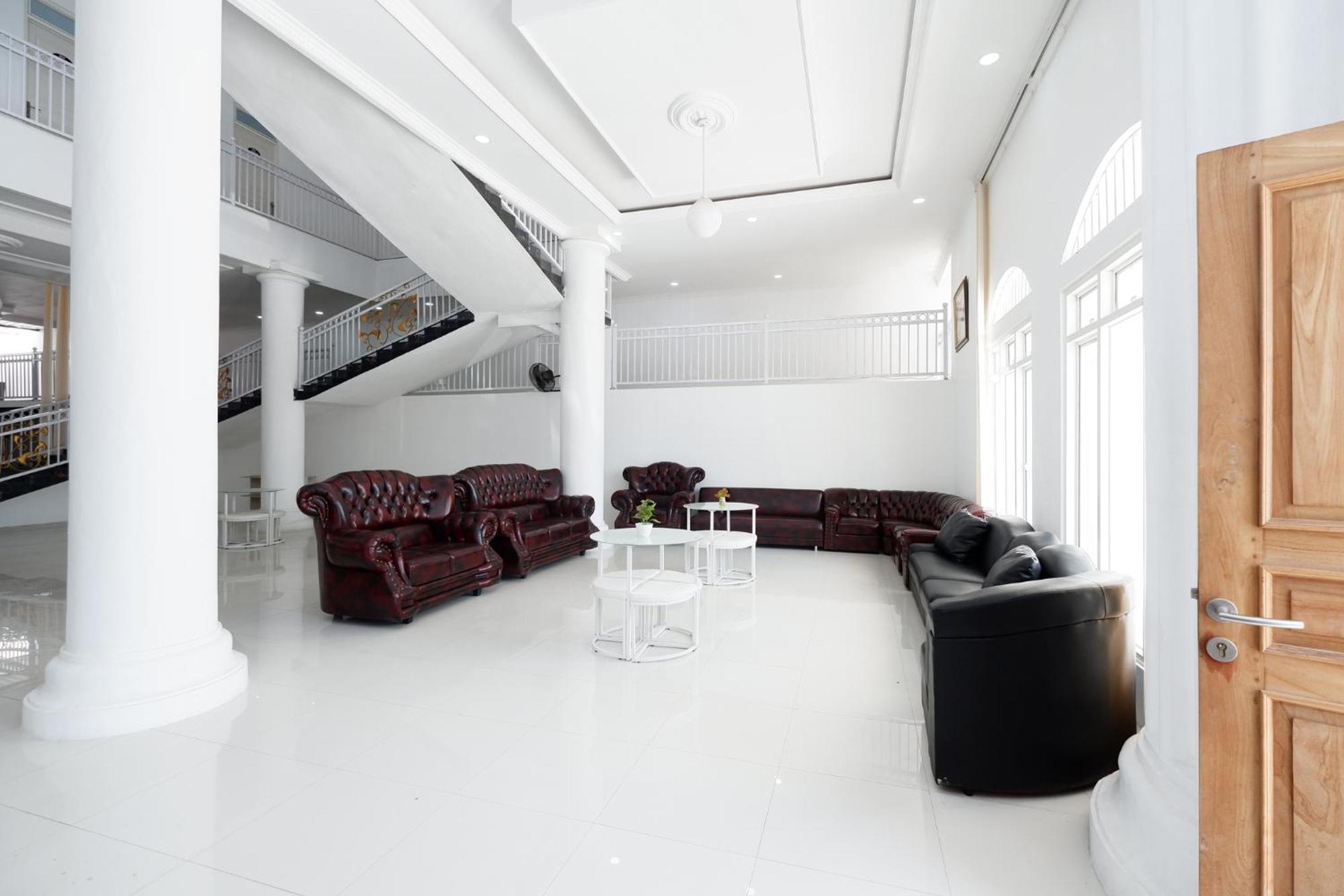 Griya Rw Family Guest House Redpartner Solo Exteriör bild