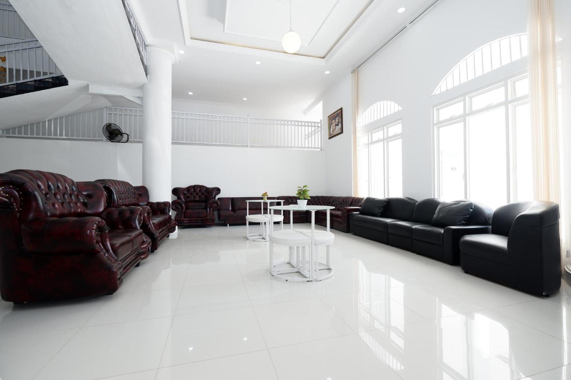 Griya Rw Family Guest House Redpartner Solo Exteriör bild
