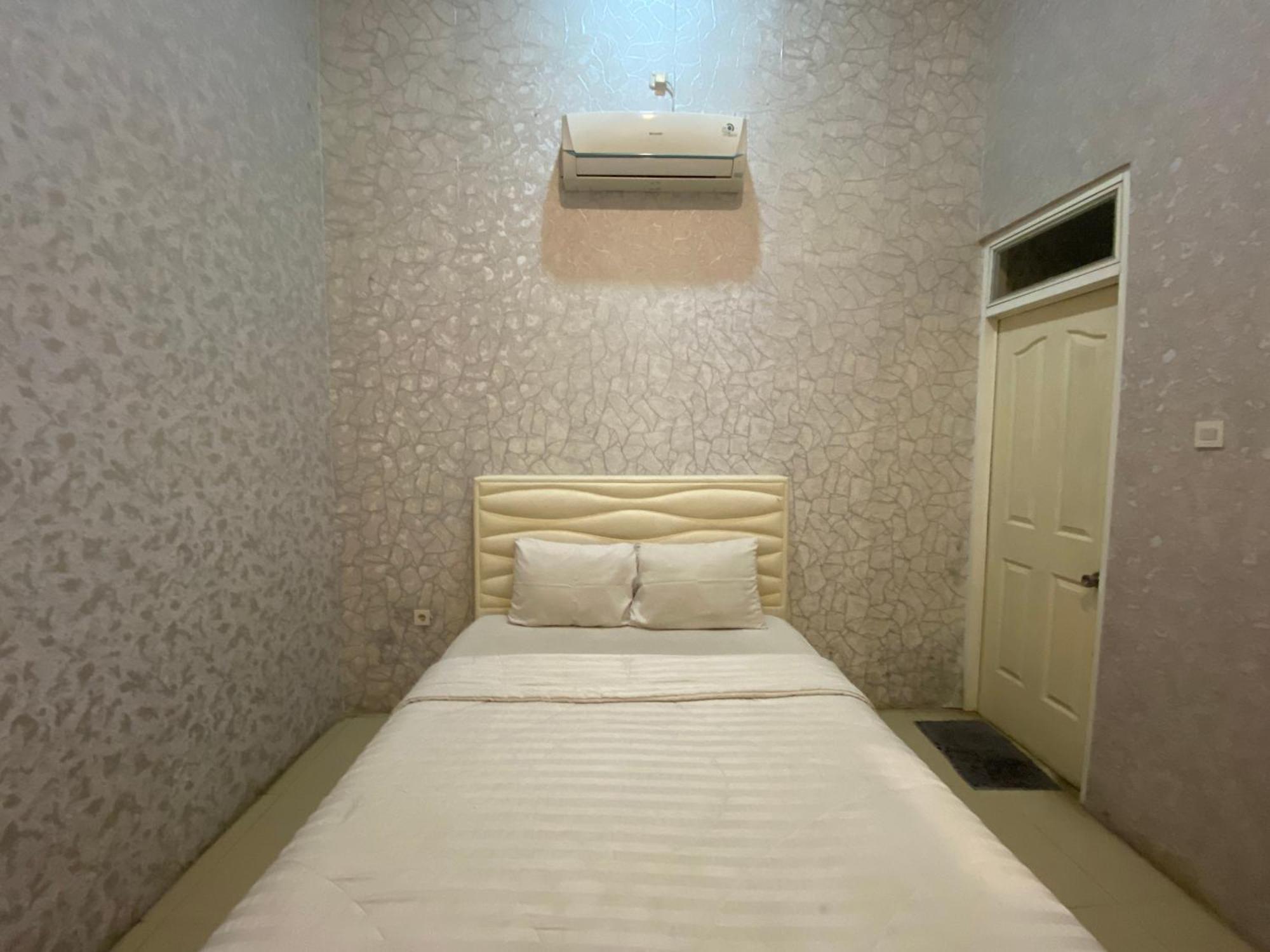 Griya Rw Family Guest House Redpartner Solo Exteriör bild